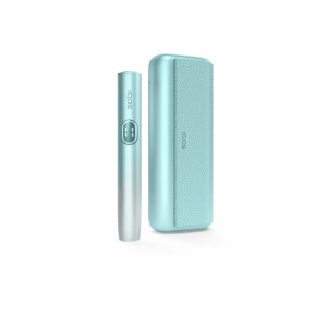IQOS ILUMA i PRIME Breeze Blue Tabakerhitzer – Ausführung Breeze Blue, Vorderansicht auf weißem Hintergrund